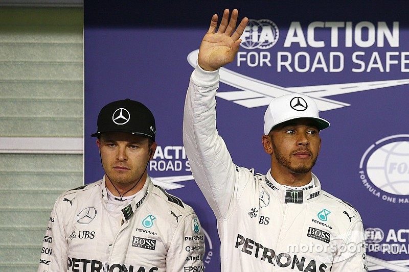 Ganador de la pole: Lewis Hamilton, Mercedes AMG F1, segundo Nico Rosberg, Mercedes AMG F1