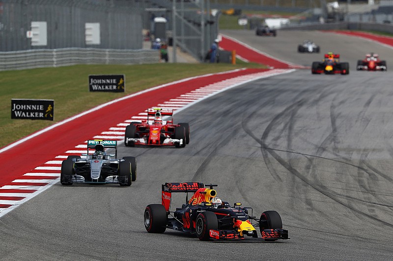Daniel Ricciardo, Red Bull Racing RB12, Nico Rosberg, Mercedes AMG F1 W07 Hybrid, Kimi Raikkonen, Ferrari SF16-H