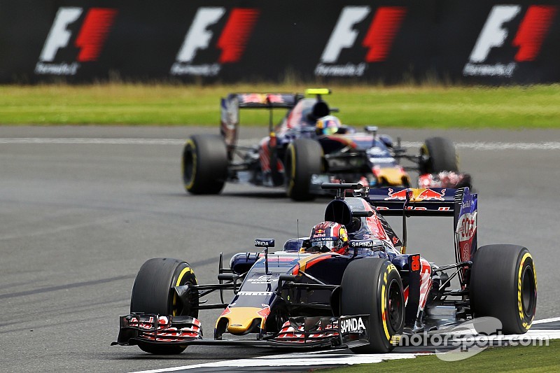 Daniil Kvyat, Scuderia Toro Rosso STR11 leads team mate Carlos Sainz Jr., Scuderia Toro Rosso STR11