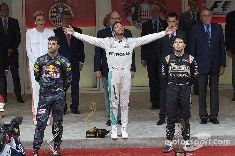 Podio, Daniel Ricciardo Red Bull Racing, segundo; Lewis Hamilton, Mercedes AMG F1 ganador de la carr