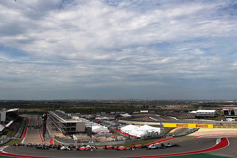 Start: Lewis Hamilton, Mercedes AMG F1 W07 Hybrid leads