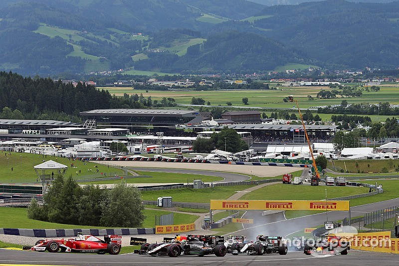 Kimi Raikkonen, Ferrari SF16-H leads Nico Hulkenberg, Sahara Force India F1 VJM09 al inicio de la ca