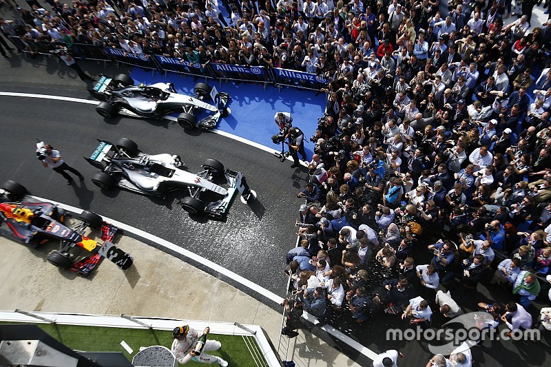 Ganador de la carrera Lewis Hamilton, h&iacute;brido de Mercedes AMG F1 W07 celebra