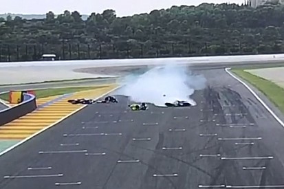 VÍDEO: Piloto de moto desiste de pit stop e acerta rival