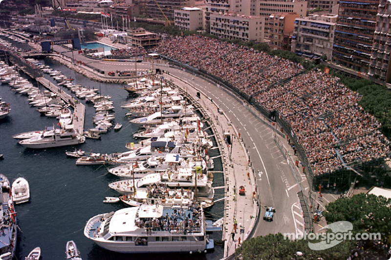 Jenson Button approaching the Swimming Pool esses