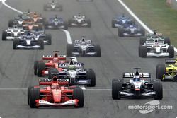 start: Michael Schumacher ve Mika Hakkinen leading way