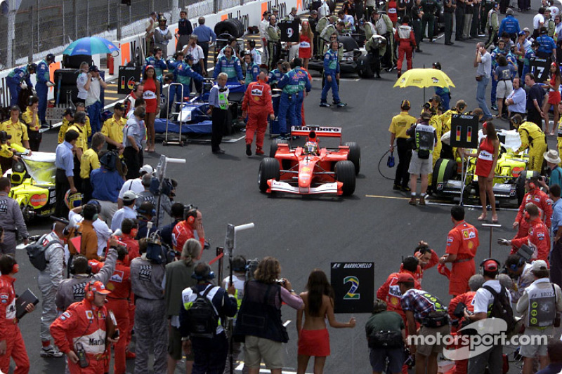 Rubens Barrichello en la parrilla con el auto de repuesto