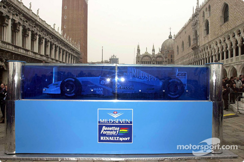 Presentación del B201 en Venecia dentro de un recipiente de agua