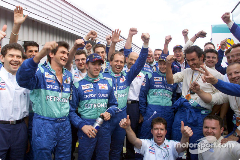Kimi Raikkonen, Nick Heidfeld y el Equipo Sauber celebrando otra buena carrera