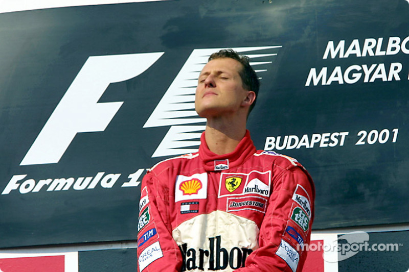 El ganador de la carrera y Campeón Mundial de 2001, Michael Schumacher