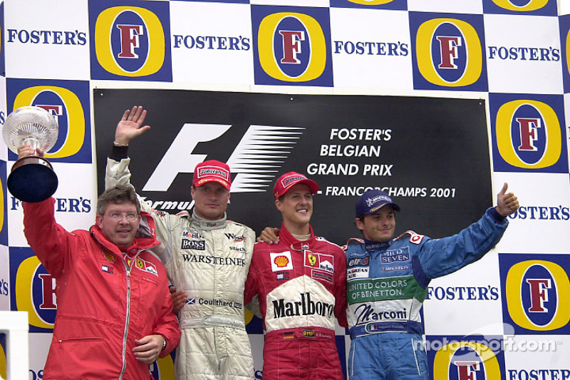 Le podium: Ross Brawn, David Coulthard, Michael Schumacher et Giancarlo Fisichella