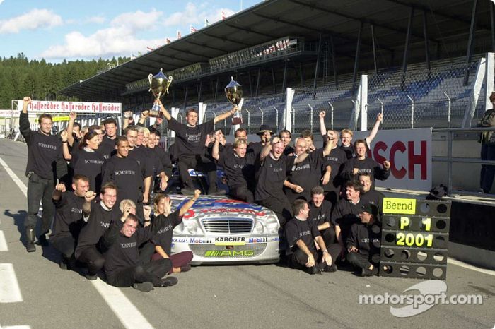 2001: el equipo AMG celebra el campeonato