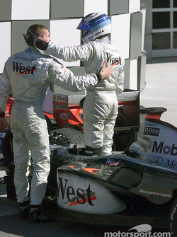 Mika Hakkinen félicité par David Coulthard