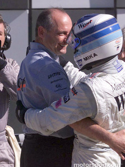 Mika Hakkinen félicité par Ron Dennis