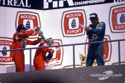 Pódio: vencedor Ayrton Senna, Alain Prost e Thierry Boutsen