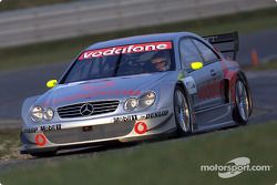 Bernd Schneider conduciendo el Mercedes-Benz CLK-DTM 2002, inscrito por el equipo Vodafone AMG-Merce