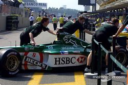 Un Jaguar siendo empujado de regreso al garage