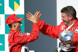 Yarış galibi Michael Schumacher ve Ross Brawn