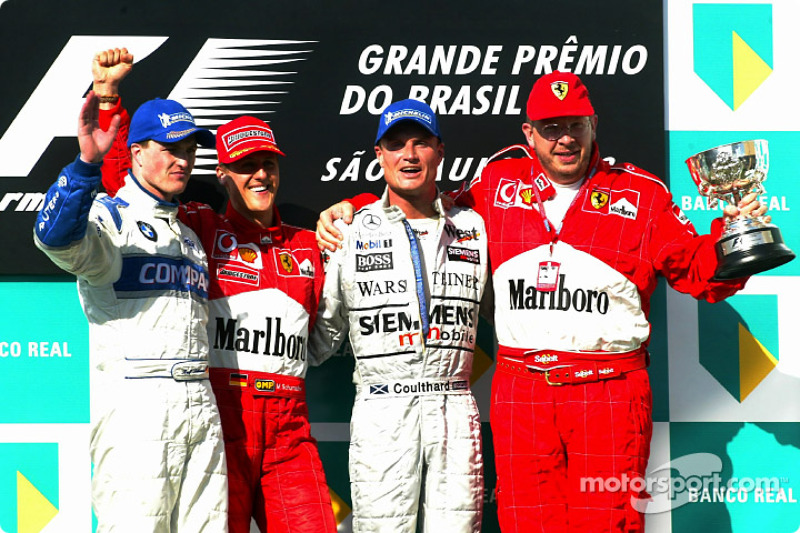 El podio: el ganador de la carrera, Michael Schumacher con Ralf Schumacher, David Coulthard y Ross Brawn
