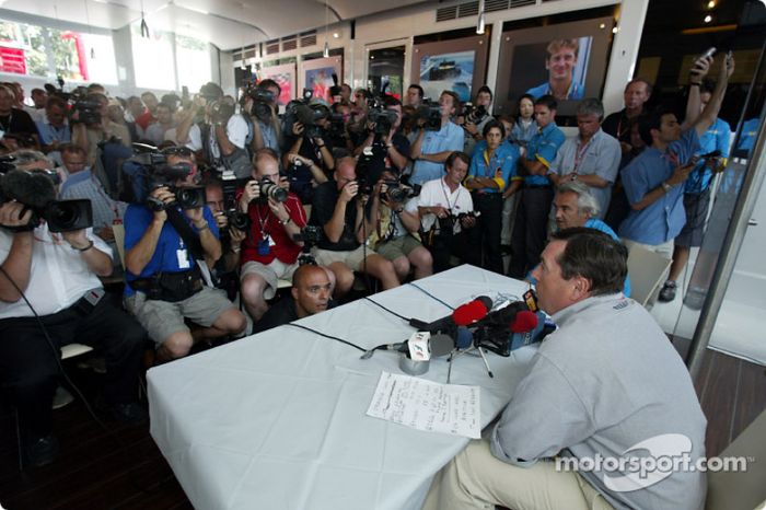 Anuncio de Fernando Alonso como el piloto de carreras de Renault F1 en 2003: Patrick Faure y Flavio 