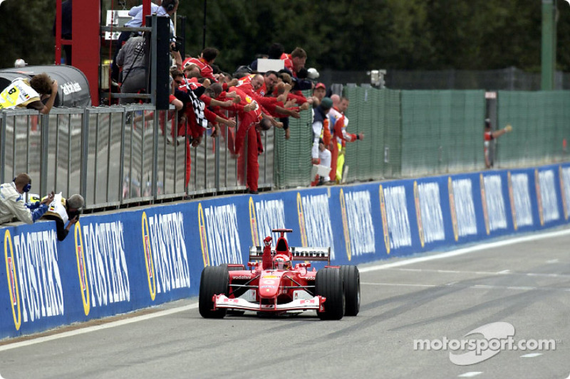 Michael Schumacher recibiendo la bandera a cuadros