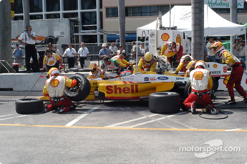 Arrêt au stand pour Jimmy Vasser