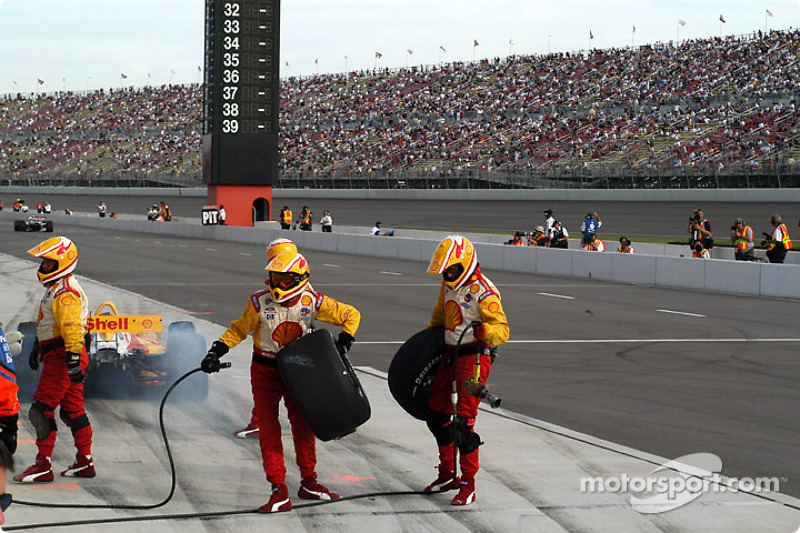 Arrêt au stand pour Jimmy Vasser