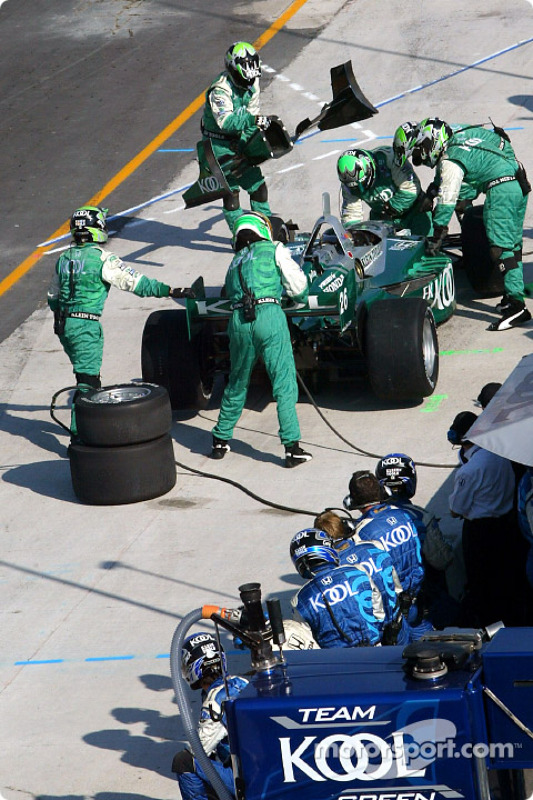 Arrêt au stand pour Paul Tracy