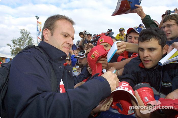 Rubens Barrichello firma autógrafos