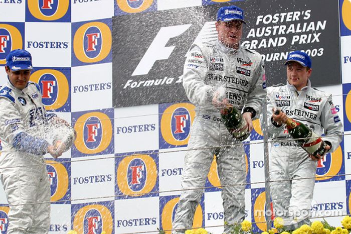 El podio: champaña para el ganador de la carrera, David Coulthard, Juan Pablo Montoya y Kimi Raikkon