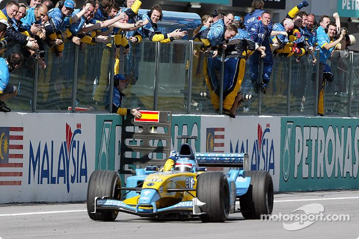 Su primer podio en Fórmula 1. Era el piloto más joven en conseguirlo hasta la fecha GP de Malasia 2003)