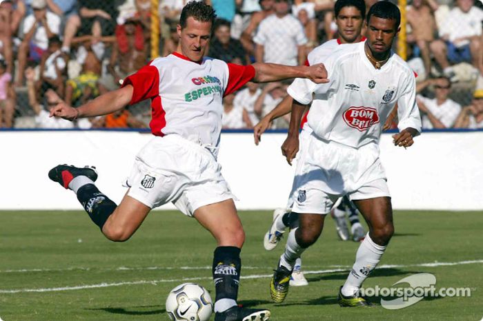 Michael Schumacher juega futbol en Santos