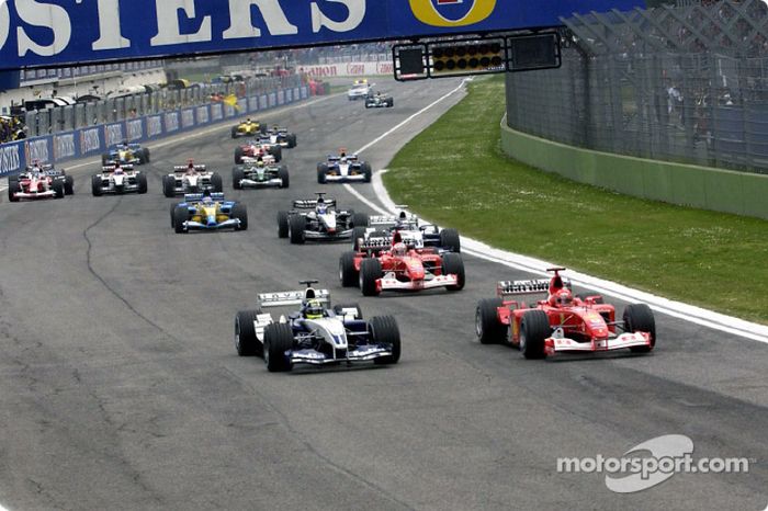 Michael Schumacher y Ralf Schumacher luchando por la cima. 