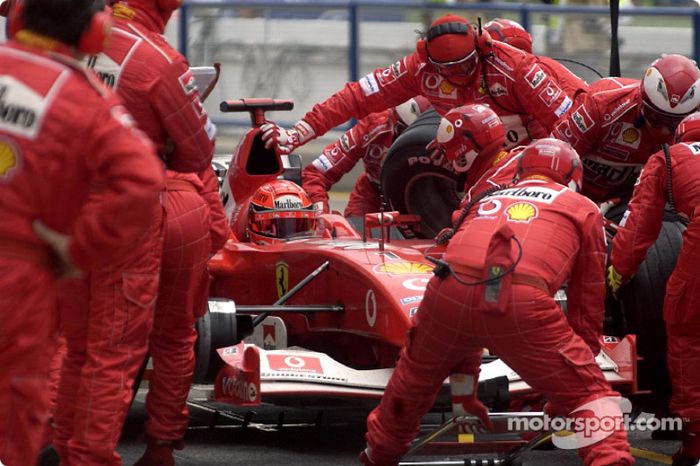 Para de pits para Michael Schumacher
