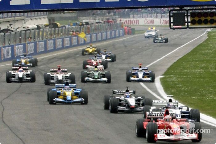 Rubens Barrichello lidera el resto del pelotón