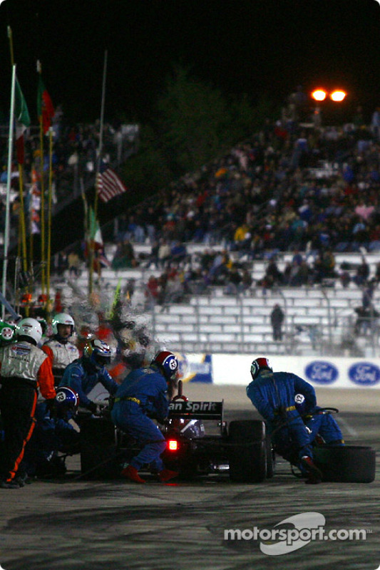 Arrêt au stand pour Jimmy Vasser