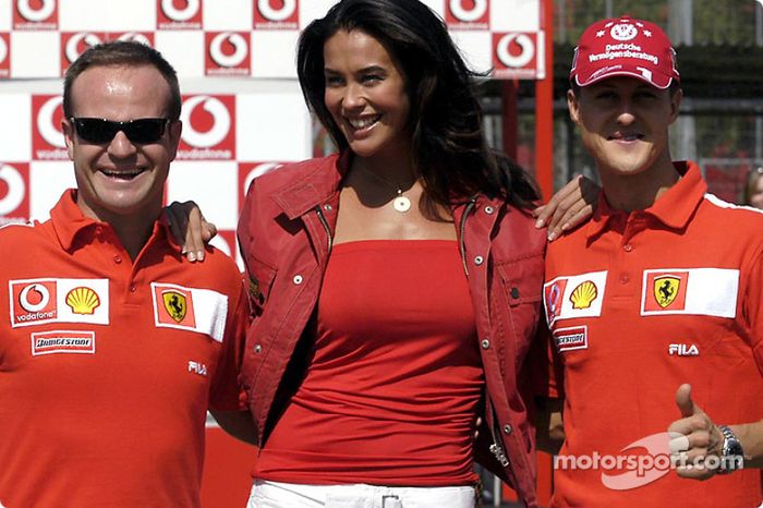 Vodafone scooter copa: Rubens Barrichello, Megan Gale y Michael Schumacher