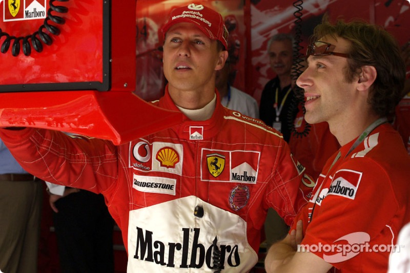 Michael Schumacher ve Luca Badoer watch qualifying