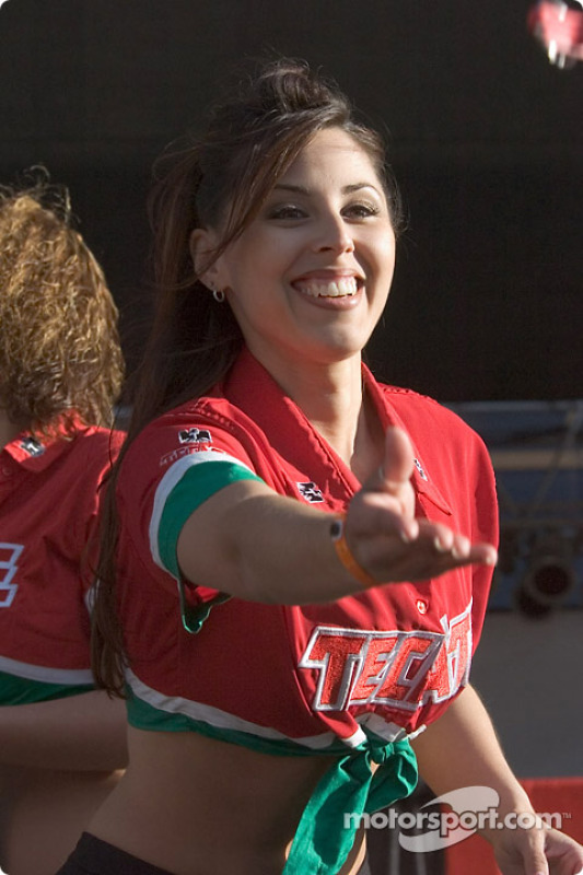 Des jeunes femmes aux couleurs de Tecate lancent des décapsuleurs dans la foule