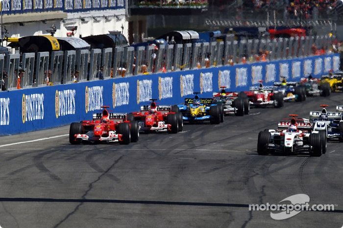 Inicio: Jenson Button toma la delantera sobre Michael Schumacher, Ferrari