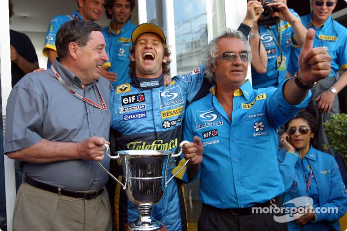 Jarno Trulli celebra la victoria con Patrick Faure y Flavio Briatore