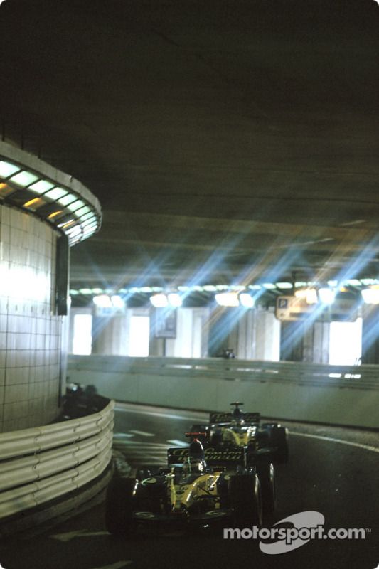 Jarno Trulli lidera aFernando Alonso