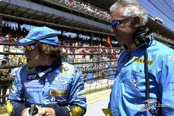 Fernando Alonso y Flavio Briatore en la parrilla de salida
