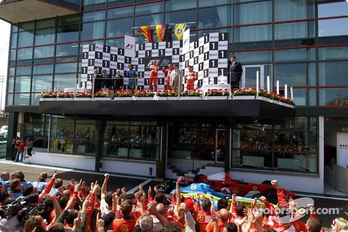 Así festejaba el equipo en el podio con el ganador de la carrera Michael Schumacher.