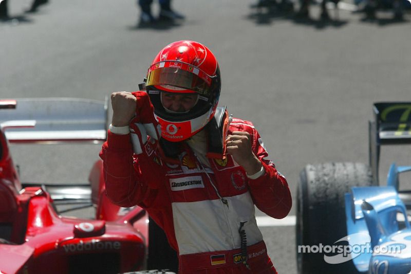 Michael Schumacher celebra en el parc ferme.