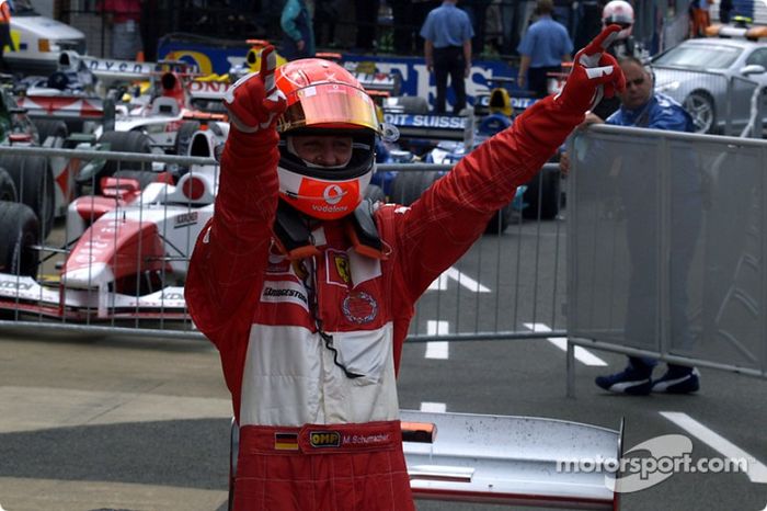 Ganador de la carrera Michael Schumacher celebra la victoria