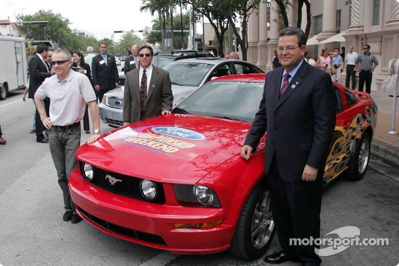 Vice President of Ford Motor Company Cisco Codina, Mark Martin and Homestead-Miami Speedway President Curtis Gray unveil the special 2005 Ford Mustang GT pace car