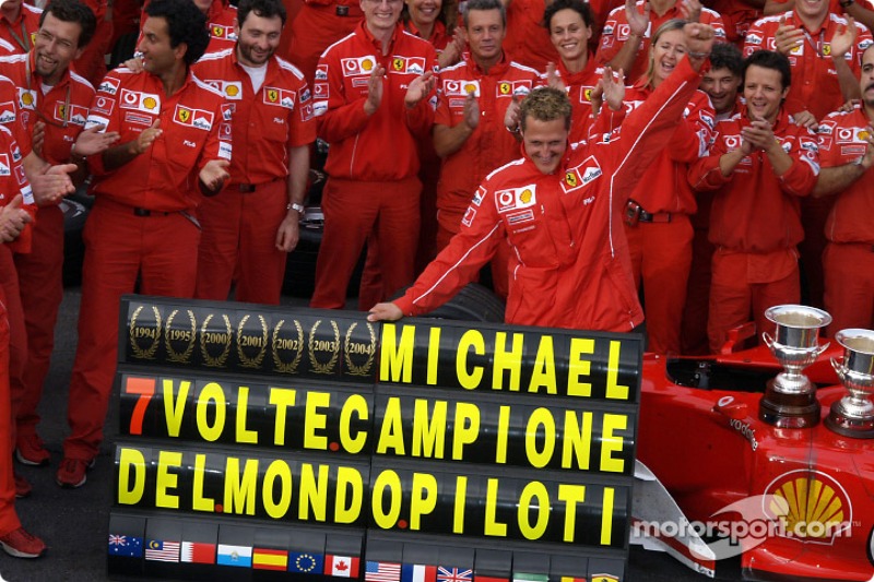 Michael Schumacher celebra 7 º Campeonato del mundo con los miembros del equipo Ferrari