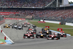 Rennstart: Felipe Massa, Scuderia Ferrari; Fernando Alonso, Scuderia Ferrari; Sebastian Vettel, Red