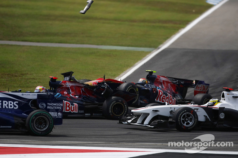 Зіткнення пілотів Toro Rosso Хайме Альгерсуарі та Себастьяна Буемі
